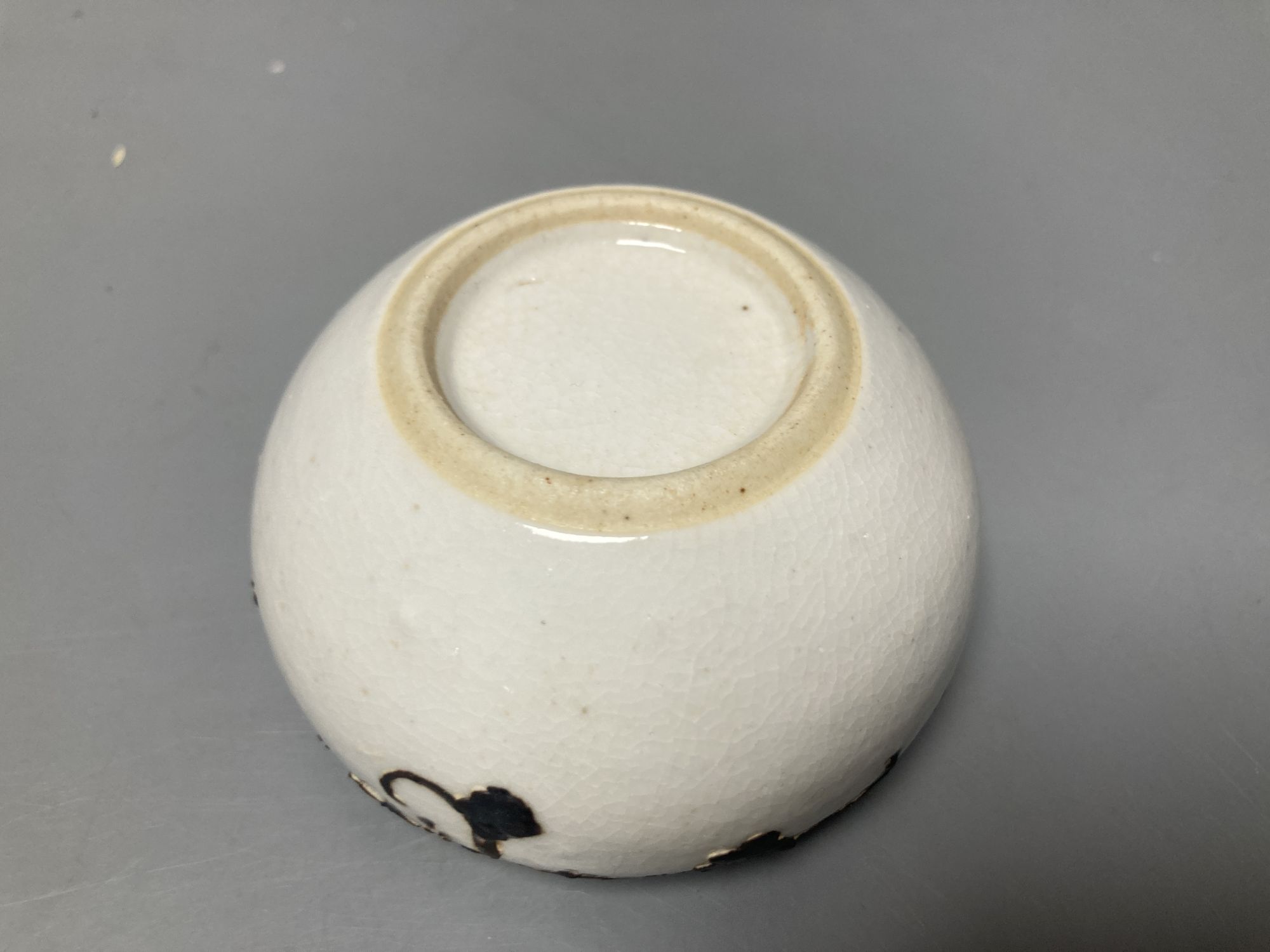 A Chinese bottle vase and a jar, height 11cm
